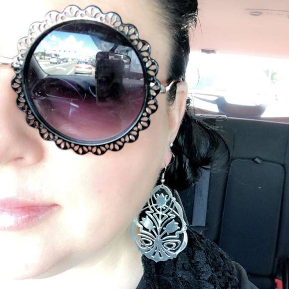 Meet your Posher, Courtney - Picture 1 of 1